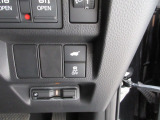 パワーテールゲートの開閉、横滑りを防ぐVSA等のスイッチ類は運転席の右側、手の届きやすい位置にあります。