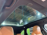 オプションのパノラミックガラスルーフ。後部座席までしっかり開閉します。この装備があるだけで室内の解放感が上がり素敵なドライブを存分にお楽しみいただけます。