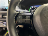 運転中もハンドルでの操作が可能です。特に高速道路等の目が離せない運転時には、便利さだけでなく、安全性も兼ね備えております。