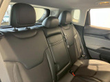 【リアシート】屋根までの高さがある車のため、大人の方でも圧迫感が少なく乗車出来ます。足元は広く取られているため、ゆったりとお乗り頂けます。