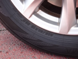 お車選びをお楽しみ頂けるよう、在庫車の展示スペースを十分に確保しております。