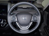 ハンドル左側にはオーディオ操作が出来るオーディオリモートコントロールスイッチ、右側にはHonda SENSINGとオートクルーズコントロールのスイッチを装備!