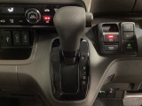 CVT車のセレクトレバーです。低速から高速まで、変速ショックのないスムーズな走りと、エンジン効率のよい領域を維持して燃費にも貢献します。サイドブレーキはスイッチ操作の電子制御パーキングブレーキです。
