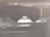 【エマージェンシーブレーキ】走行中に前方の車両等を認識し、衝突しそうな時は警報とブレーキで衝突回避と被害軽減をアシスト。より安全にドライブをお楽しみいただけます。