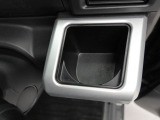 カップホルダーは運転席や助手席からちょうど手の届く位置です!!