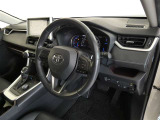 【運転席まわり】・・・ハンドルやシートなども隅々までクリーニング済み。キレイな車内でドライブがより一層快適にお楽しみいただけると思います。