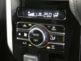 【オートエアコン】・・・室温設定後はエアコンが風量や吹き出し温度を室温センサーや日射センサーなどから計測し自動的にコントロールしてくれます。