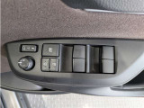 パワーウィンドウのスイッチですよ。 運転席に居ながら窓を開け閉めのコントロールできますよ。 ロック機能で、子供がイタズラして窓を開けるという事も無くなりますよ。