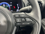 運転中に便利なステアリングスイッチ。前方車両を追従するレーダークルーズコントロール付き。