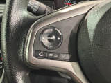 ステアリングにオーディオ操作スイッチが付いています。オーディオ画面に直接タッチしなくても操作が出来ますので、運転に集中できます。