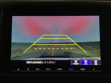 【バックカメラ】運転が苦手な方も車庫入れラクラクです!ギアをリバースに入れれば自動的に切り換わりますので、面倒な操作は不要です♪狭い駐車場もお車を傷つけず安心ですね!