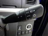 【オートライト】車外の明るさに応じて、自動的にライトの点灯・消灯をしてくれます。