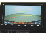 バックガイドモニター(バックモニター)付き。車両後方の映像をナビ画面に表示し、駐車などの後退操作をサポートします。