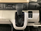 CVT車のセレクトレバーです。低速から高速まで、変速ショックのないスムーズな走りと、エンジン効率のよい領域を維持して燃費にも貢献します。サイドブレーキはスイッチ操作の電子制御パーキングブレーキです。