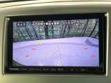 【バックカメラ】駐車時に後方がリアルタイム映像で確認できます。大型商業施設や立体駐車場での駐車時や、夜間のバック時に大活躍!運転スキルに関わらず、今や必須となった装備のひとつです!
