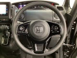 ハンドルにHondaセンシング系のクルーズコントロールやレーンキープアシストなどのスイッチと、オーディオの操作スイッチが装備されています。ハンドルから手を離さず安全に操作できます。