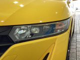 LEDヘッドライトは、点灯の瞬間から最大光量を発揮し、突然暗くなるトンネルなどでの安定感を高めます。