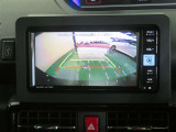 車両後方の映像を映すバックモニター。進路を確認しながら安全に車庫入れできます。