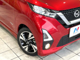 【LEDヘッドライト】悪天候や夜間走行時も良好な視界を確保し安心して運転できる高輝度LEDヘッドライトを装備!点灯速度が早く、消費電力も抑えられています。