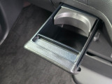 使わない時はすっきり収納できるドリンクホルダーを装備。限られた空間を有効に使える便利な設計です。