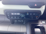 運転席にはシートヒーターを装備