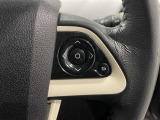 ステアリングスイッチ付きで、運転中に視線を前に向けたまま操作できます。