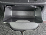 足元には便利なセンターロアボックスを設置。車内を整理しやすく、使い勝手の良さが魅力です。