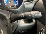 車外の明るさに応じでライトを点灯、消灯してくれるオートライト機能です☆お天気の良い昼間のトンネル走行などオートにしてると便利で安心です☆エンジン停止時にライトの消し忘れも無くなります☆