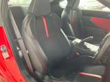 【専用スポーツシート】ホールド性に優れ、カーブ時の体が流れを抑制してくれます。また、体にフィットするから腰や背中が疲れにくく、ロングドライブや高速走行でも快適にお過ごしいただけます♪
