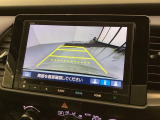 リバースギアに入れるだけで後方の表示へ切り替わります。夜間や雨の日の駐車も楽になりますよ。