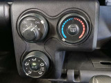 シンプルで使いやすいマニュアルエアコン。適切に操作することで快適な車内環境を保つことができます。