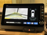 リバースギアに入れるだけで後方の表示へ切り替わります。夜間や雨の日の駐車も楽になりますよ。