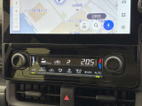 オートエアコンは温度を設定するだけで、自動で風量などを設定してくれます。運転しながら操作も必要ないので、安全性も向上します。