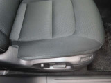 運転席の電動パワーシートとシートメモリーも付いています。
