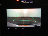 【バックカメラ】運転が苦手な方も車庫入れラクラクです!ギアをリバースに入れれば自動的に切り換わりますので、面倒な操作は不要です♪狭い駐車場もお車を傷つけず安心ですね!