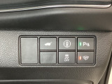 ハンドルの右側にHondaセンシング用のVSA解除スイッチとパワーテールゲートスイッチがついています。パワーテールゲートスイッチは車内からでもテールゲートの開け閉めを電動でできます。