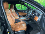 質感の高いシートでございます。使用感が出やすい運転席ですが、綺麗な状態を保っております。前席の状態は内装の状態を見る大きなポイントになると思いますので、是非一度、実際にご覧くださいませ。