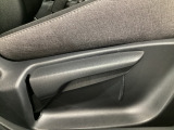 運転席にはドライバーの体型や好みに応じて前後方向だけでなく、高さの調整ができるシートリフターを装備!