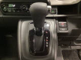 CVT車のセレクトレバーです。低速から高速まで、変速ショックのないスムーズな走りと、エンジン効率のよい領域を維持して燃費にも貢献します。サイドブレーキはスイッチ操作の電子制御パーキングブレーキです。
