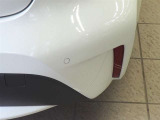 コーナーセンサーを車の前後に装備。障害物までの距離に応じて警告音を変えてお知らせ。縦列駐車時や駐車場・車庫などでの取り回しをサポートします。詳細は販売店スタッフまでおたずねください。