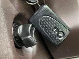 【スマートキー】カバンやポケットに入れたままでもドアの施錠・解錠が可能なスマートキーを装備。エンジンのオン・オフ時もカギを取り出す必要が無いからとっても便利です♪
