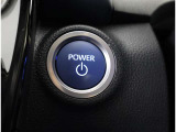 スマートキーを携帯していればキーを取り出さずにドアを施錠&解錠。クルマの始動も可能です。
