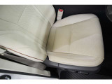 運転席は最先端の先進装備が満載。ヘッドアップディスプレイで視線移動を最小限にし、レクサスセーフティシステムが長距離ドライブも安全・快適にサポートいたします。