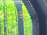 【ブラインドスポットインフォメーション】走行中、ドアミラーの死角になりやすい箇所に後続車が接近するとサイドミラー付近に警告を表示、ドライバーに注意喚起をしてくれます。