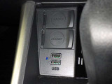充電用USB端子付き。スマートフォンなどの充電に便利です。