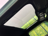 【ガラスルーフ】ガラスルーフ搭載で車内の解放感が一気にアップ!開放的なドライブをお楽しみいただけます。