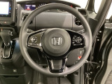 ハンドルにHondaセンシング系のクルーズコントロールやレーンキープアシストなどのスイッチと、オーディオの操作スイッチが装備されています。ハンドルから手を離さず安全に操作できます。