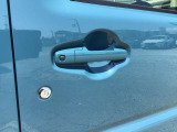 スマートキーを所持している状態でロックボタンを押すと、車両すべてのドアの解錠や施錠を行うことが出来ます。