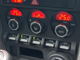 【左右独立型フルオートエアコン】運転席と助手席でそれぞれお好みの温度に設定可能。同乗者にも配慮した、快適な空調をお届け致します。