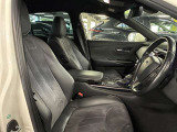 運転席の画像です。足元やシートまわりに余裕があり、リラックスした姿勢で運転が可能です。視界も良好で操作系へのアクセスもしやすく、快適で安心感のあるドライブをサポートします。